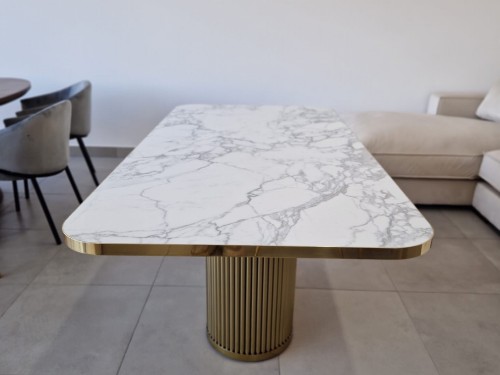 Przejdź do produktu Mosiężny stół z włoskim spiekiem kwarcowym  na blacie