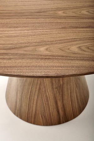 Okrągły stół Henderson 136 cm w naturalnej okleinie orzecha z geometryczną podstawą