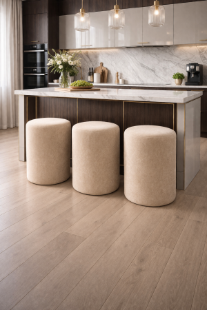 Hoker tapicerowany Ewi 65 cm w beżowej tkaninie przy wyspie kuchennej